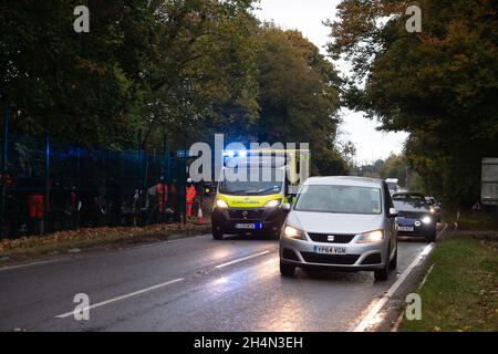 Aylesbury Valle, Großbritannien. November 2021. Ein Notarztwagen hat aufgrund der HS2-Ampeln Probleme, durch den Verkehr zu kommen, der auf der A413 ansteht. Anti-HS2-Aktivisten, darunter Daniel Hooper, bekannt als Swampy, bleiben im Kriegslager Wendover Active Resistance am Stadtrand von Wendover tief in Tunneln vergraben. Die Ermittlungsagenten des Nationalen Räumungsteams beginnen am 10. Oktober mit der Räumung des Lagers, aber sie kämpfen darum, Zugang zu dem Labyrinth aus unterirdischen Tunneln zu erhalten, das von den Aktivisten gebaut wurde, die für die Beendigung des zerstörerischen Hochgeschwindigkeitsbahnprojekts kämpfen. Kredit: Maureen McLean/A Stockfoto