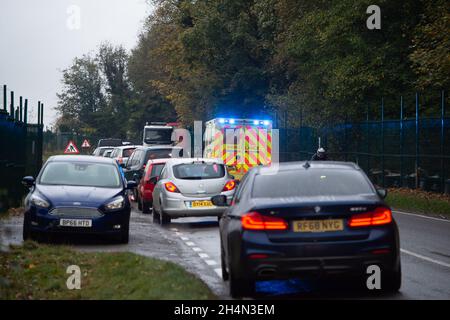 Aylesbury Valle, Großbritannien. November 2021. Ein Notarztwagen hat aufgrund der HS2-Ampeln Probleme, durch den Verkehr zu kommen, der auf der A413 ansteht. Anti-HS2-Aktivisten, darunter Daniel Hooper, bekannt als Swampy, bleiben im Kriegslager Wendover Active Resistance am Stadtrand von Wendover tief in Tunneln vergraben. Die Ermittlungsagenten des Nationalen Räumungsteams beginnen am 10. Oktober mit der Räumung des Lagers, aber sie kämpfen darum, Zugang zu dem Labyrinth aus unterirdischen Tunneln zu erhalten, das von den Aktivisten gebaut wurde, die für die Beendigung des zerstörerischen Hochgeschwindigkeitsbahnprojekts kämpfen. Kredit: Maureen McLean/A Stockfoto