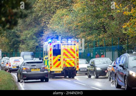 Aylesbury Valle, Großbritannien. November 2021. Ein Notarztwagen hat aufgrund der HS2-Ampeln Probleme, durch den Verkehr zu kommen, der auf der A413 ansteht. Anti-HS2-Aktivisten, darunter Daniel Hooper, bekannt als Swampy, bleiben im Kriegslager Wendover Active Resistance am Stadtrand von Wendover tief in Tunneln vergraben. Die Ermittlungsagenten des Nationalen Räumungsteams beginnen am 10. Oktober mit der Räumung des Lagers, aber sie kämpfen darum, Zugang zu dem Labyrinth aus unterirdischen Tunneln zu erhalten, das von den Aktivisten gebaut wurde, die für die Beendigung des zerstörerischen Hochgeschwindigkeitsbahnprojekts kämpfen. Kredit: Maureen McLean/A Stockfoto