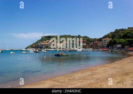 Kleine Stadt Porto Ercole in Monte Argentario, Toskana, Italien, an einem sonnigen Tag mit blauem Himmel Stockfoto