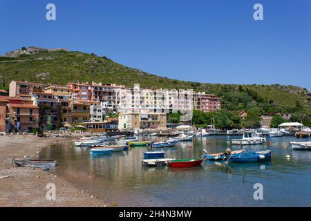 Kleine Stadt Porto Ercole in Monte Argentario, Toskana, Italien, an einem sonnigen Tag mit blauem Himmel Stockfoto
