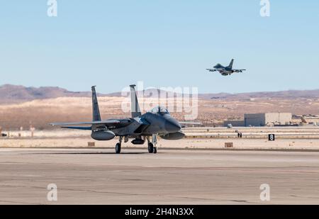 Ein F-15C Eagle Fighter Jet, der dem 53. Flügel, dem Luftwaffenstützpunkt Eglin, Florida, zugewiesen wurde, Taxis am Luftwaffenstützpunkt Nellis, Nevada, 15. Oktober 2021. Die F-15-Flugzeuge werden vom 18. Bis 25. Oktober 2021 zur Unterstützung der integrierten Test- und Evaluierungslösung F-15EX fliegen. (USA Luftwaffe Foto von William R. Lewis) Stockfoto