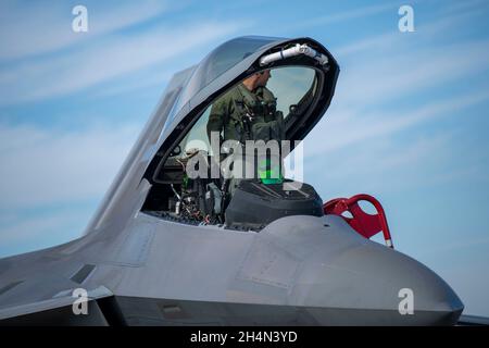 Ein Pilot der US-Luftwaffe mit dem 90. Jagdgeschwader, Joint Base Elmendorf-Richardson, Alaska, bereitet sich darauf vor, ein Flugzeug nach der Landung auf dem Tyndall Air Force Base, Florida, am 1. November 2021, für die karierte Flagge 22 zu verlassen. Checkered Flag ist eine großräutige Luftübung, die in Tyndall durchgeführt wird und die Bereitschaft und Interoperabilität durch den Einbau von Flugzeugen der vierten und fünften Generation während der Kampfausbildung von Luft zu Luft fördert. Die Übung 22-1 fand vom 8. Bis 19. November 2021 statt. (USA Luftwaffe Foto von Airman 1st Class Tiffany Price) Stockfoto