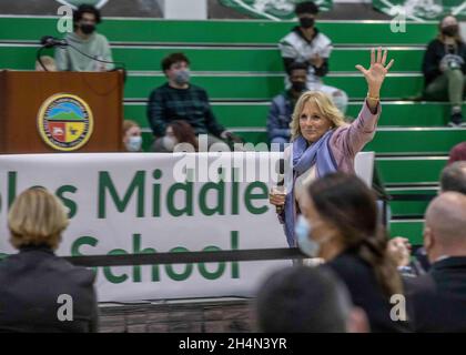 Neapel, Italien. 01. November 2021. US First Lady Jill Biden spricht mit Studenten während eines Besuchs der Naples Middle High School bei der Naval Support Activity Naples 1. November 2021 in Neapel, Italien. Biden besuchte mit Studenten, Eltern und Gemeindemitgliedern im Rahmen ihrer Initiative „Joining Forces“ im Weißen Haus, einem Programm, das Familien mit Militärs und Veteranen unterstützt. Kredit: MC1 Fred Gray IV/U.S. Navy Photo/Alamy Live News Stockfoto