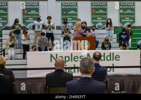 Neapel, Italien. 01. November 2021. Die US-amerikanische First Lady Jill Biden umarmt ROTC Cadet LT. Cmdr. Jazlyn Ballman bei einem Besuch der Naples Middle High School bei der Naval Support Activity Naples, 1. November 2021 in Neapel, Italien. Biden besuchte mit Studenten, Eltern und Gemeindemitgliedern im Rahmen ihrer Initiative „Joining Forces“ im Weißen Haus, einem Programm, das Familien mit Militärs und Veteranen unterstützt. Kredit: MC1 Brianna Green/U.S. Navy Photo/Alamy Live News Stockfoto