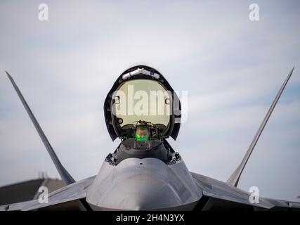 Ein Pilot der US-Luftwaffe, der dem 90. Jagdgeschwader, Joint Base Elmendorf-Richardson, Alaska, zugewiesen wurde, führt nach der Landung auf der Tyndall Air Force Base, Florida, am 1. November 2021, Kontrollen für die karierte Flagge 22 durch. Checkered Flag ist eine großräutige Luftübung, die in Tyndall durchgeführt wird und die Bereitschaft und Interoperabilität durch den Einbau von Flugzeugen der vierten und fünften Generation während der Kampfausbildung von Luft zu Luft fördert. Die Übung 22-1 fand vom 8. Bis 19. November 2021 statt. (USA Luftwaffe Foto von Airman 1st Class Tiffany Price) Stockfoto