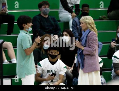 Neapel, Italien. 01. November 2021. US First Lady Jill Biden spricht mit Studenten während eines Besuchs der Naples Middle High School bei der Naval Support Activity Naples 1. November 2021 in Neapel, Italien. Biden besuchte mit Studenten, Eltern und Gemeindemitgliedern im Rahmen ihrer Initiative „Joining Forces“ im Weißen Haus, einem Programm, das Familien mit Militärs und Veteranen unterstützt. Kredit: MC1 Fred Gray IV/U.S. Navy Photo/Alamy Live News Stockfoto