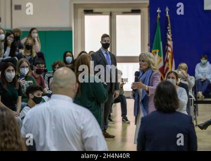 Neapel, Italien. 01. November 2021. US First Lady Jill Biden spricht mit Studenten während eines Besuchs der Naples Middle High School bei der Naval Support Activity Naples 1. November 2021 in Neapel, Italien. Biden besuchte mit Studenten, Eltern und Gemeindemitgliedern im Rahmen ihrer Initiative „Joining Forces“ im Weißen Haus, einem Programm, das Familien mit Militärs und Veteranen unterstützt. Kredit: MC1 Fred Gray IV/U.S. Navy Photo/Alamy Live News Stockfoto