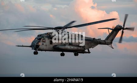 Ein US Marine Corps CH-53E Superhengst mit schwerem Hubschrauber-Geschwader 772, Marine Aircraft Group 49, Marine Forces Reserve, fliegt während der Übung Raven 22-2, 24. Oktober 2021, über Mississippi. Raven ist eine Routineübung, die MARSOC Marines ein realistisches, spezialisiertes Training bietet, das sie auf verschiedene Situationen vorbereitet, auf die sie im Einsatz treffen können. (USA Marine Corps Foto von CPL. Brendan Mullin) Stockfoto