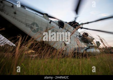 Ein US Marine Corps CH-53E Superhengst mit schwerem Hubschrauber-Geschwader 772, Marine Aircraft Group 49, Marine Forces Reserve, bereitet sich auf die Einschiffung von Passagieren während der Übung Raven 22-2 in Camp Shelby, Mississippi, am 24. Oktober 2021 vor. HMH-772 unterstützte die Übung Raven 22-2 durch die Bereitstellung einer Plattform für Luftangriffe, Evakuierungen von Opfern und militärische Freifalltrainings. (USA Marine Corps Foto von CPL. Brendan Mullin) Stockfoto