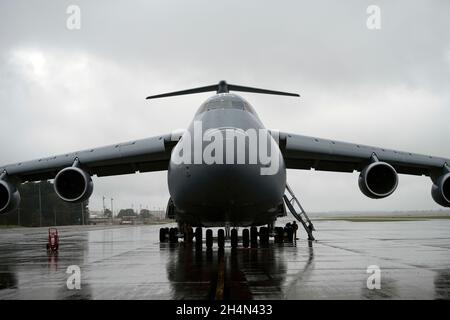 Eine C-5M Super Galaxy, die der Travis Air Force Base, Kalifornien, zugewiesen wurde, sitzt am 29. Oktober 2021 in Fort Campbell, Kentucky, auf der Fluglinie. Das 22. Luftlift-Geschwader hat sich mit dem 1. Brigade-Hauptquartier und dem Kampfteam des Hauptquartiers zusammengemacht, um taktische Fahrzeuge zu laden, zu sichern und abzuladen. (USA Luftwaffe Foto von Senior Airman Jonathon Carnell) Stockfoto