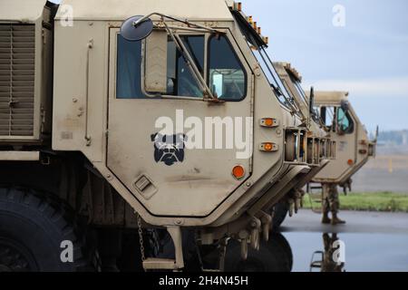 Mitglieder des Teams der 62. Luftwaffe der US-Luftwaffe im Hafen-Squadron-Team Oshkosh Heavy Expanded Mobility Tactical Truck A4 Load Handling System zur Inspektion während der Übung Rainier war 21B auf der Joint Base Lewis-McChord, Washington, 2. November 2021. Rainier war 21B übte und bewertete die Fähigkeit des Flügels, die Kraft einzusetzen und ihre Fähigkeit, während Kriegszeiten und/oder Notfallmaßnahmen in einer hochintensiven, kriegszeitumkämpften, degradierten und operativ begrenzten Umgebung zu arbeiten, während er die Notfalloperationen gegen einen gleichrangigen Gegner im US-amerikanischen Indo-Pacific Command Area of Responsib unterstützte Stockfoto