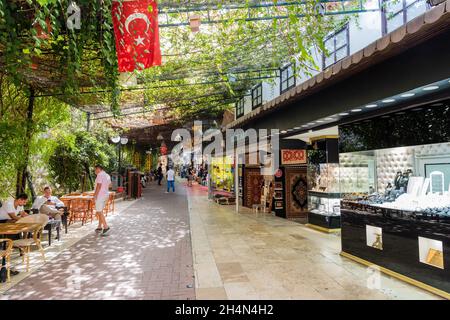 Kusadasi, Aydin, Türkei – 6. Oktober 2020. Altstädter Basar in der Kurstadt Kusadasi in der Türkei. Blick mit Geschäften und Menschen. Stockfoto