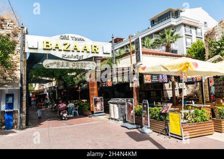 Kusadasi, Aydin, Türkei – 6. Oktober 2020. Altstädter Basar in der Kurstadt Kusadasi in der Türkei. Blick mit Geschäften und Menschen. Stockfoto