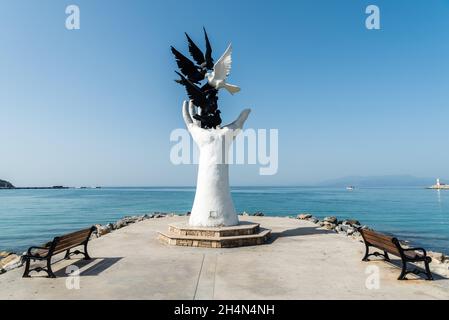 Kusadasi, Aydin, Türkei – 6. Oktober 2020. Hand of Peace-Skulptur mit Tauben am Ufer in der türkischen Kurstadt Kusadasi. Stockfoto