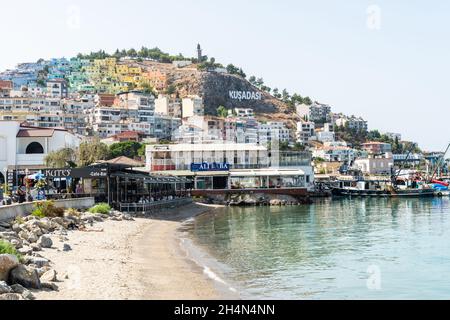 Kusadasi, Aydin, Türkei – 6. Oktober 2020. Waterfront in Kusadasi Resort Stadt in der Türkei. Blick mit einem Strand, Gewerbeimmobilien, Boote und bunt Stockfoto