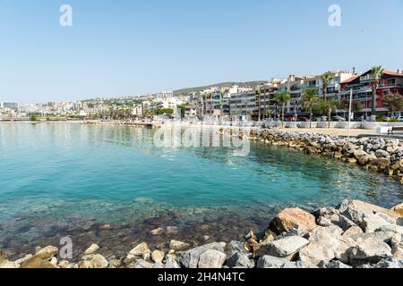 Kusadasi, Aydin, Türkei – 6. Oktober 2020. Waterfront in Kusadasi Resort Stadt in der Türkei. Blick über das Wasser, mit Strand, Gewerbeimmobilien Stockfoto