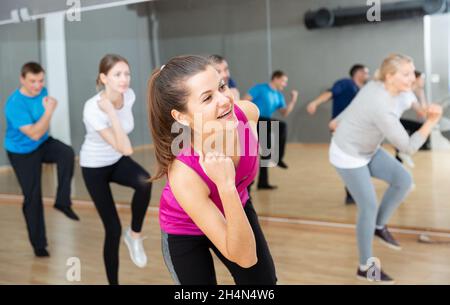 Junge Frau genießt aktive Tänze Stockfoto