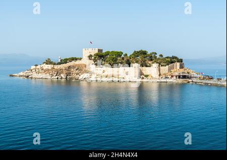 Kusadasi, Aydin, Türkei – 6. Oktober 2020. Schloss Kusadasi auf der Guvercin Adasi (Taubeninsel) in der Kurstadt Kusadasi. Blick mit Kreuzfahrt bo Stockfoto