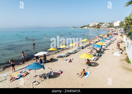 Kusadasi, Aydin, Türkei – 6. Oktober 2020. Kadinlar Denizi (Ladies Beach) Strand in Kusadasi, Türkei. Blick mit Menschen an einem sonnigen Tag. Stockfoto