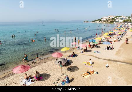 Kusadasi, Aydin, Türkei – 6. Oktober 2020. Kadinlar Denizi (Ladies Beach) Strand in Kusadasi, Türkei. Blick mit Menschen an einem sonnigen Tag. Stockfoto