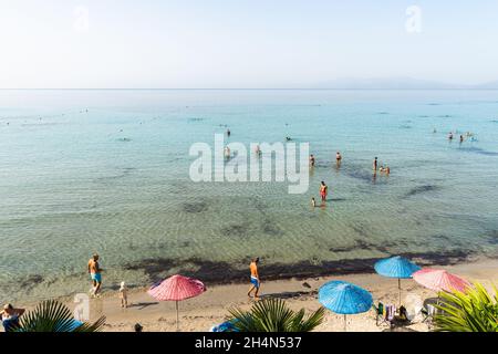 Kusadasi, Aydin, Türkei – 6. Oktober 2020. Kadinlar Denizi (Ladies Beach) Strand in Kusadasi, Türkei. Blick mit Menschen an einem sonnigen Tag. Stockfoto