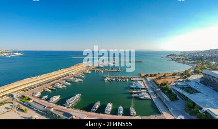 Luftaufnahme über Marina in der Stadt Faliro, in der Nähe des SEF-Stadions in Athen, Griechenland Stockfoto