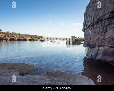 Die Sandsteinfelsen der Sir John Gorge am Fitzroy River leuchten im späten Nachmittagslicht, dem Mornington Wilderness Camp, leuchtend orange Stockfoto