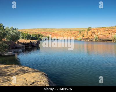 Die Sandsteinfelsen der Sir John Gorge am Fitzroy River leuchten im späten Nachmittagslicht, dem Mornington Wilderness Camp, leuchtend orange Stockfoto