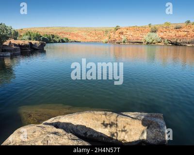 Die Sandsteinfelsen der Sir John Gorge am Fitzroy River leuchten im späten Nachmittagslicht, dem Mornington Wilderness Camp, leuchtend orange Stockfoto