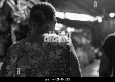 Salvador, Bahia, Brasilien - 29. Juni 2019: Menschen, die sich auf der Sao Joaquim-Messe bewegen, um Lebensmittel und Waren zu kaufen. Stockfoto