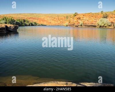 Die Sandsteinfelsen der Sir John Gorge am Fitzroy River leuchten im späten Nachmittagslicht, dem Mornington Wilderness Camp, leuchtend orange Stockfoto