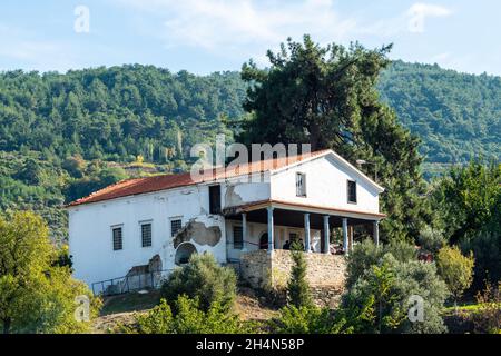 Sirince, Izmir, Türkei – 1. November 2020. Kirche des hl. Demetrius im Bergdorf Sirince in der türkischen Provinz Izmir. Diese Kirche aus dem 18. Jahrhundert Stockfoto