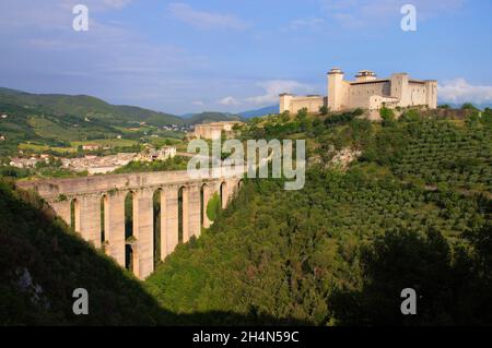 Spoleto Castle, Ponte delle Torri Bogenbrücke und Aquädukt und Stadt kurz nach Sonnenaufgang in Spoleto, Umbrien, Italien Stockfoto