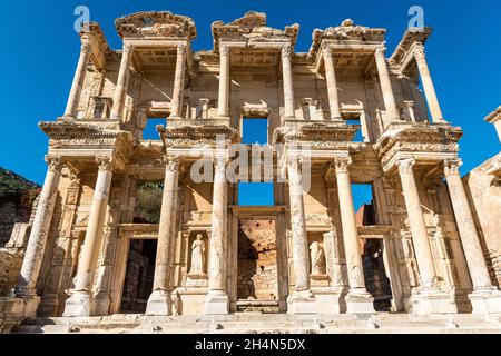 Ephesus, Türkei – 2. November 2020. Die Bibliothek von Celsus in Ephesus antike Stätte in der Türkei. Das Gebäude wurde in den 110er Jahren n. Chr. von einem Consu in Auftrag gegeben Stockfoto