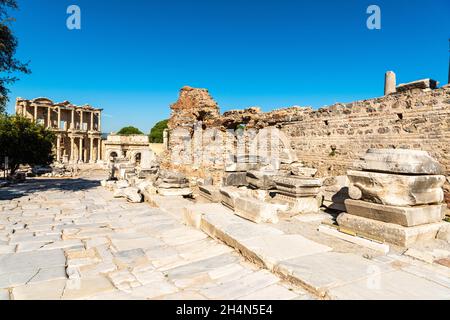 Ephesus, Türkei – 2. November 2020. Der Curetes-Weg in Ephesus antike Stätte in der Türkei. Blick auf die Bibliothek von Celsus, mit antiken Ruinen, ohne Stockfoto