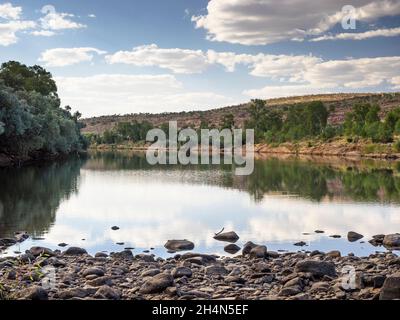 Wolkenspiegelungen in einem Pool am Hauptkanal des Fitzroy River, Mornington, Kimberley, Westaustralien Stockfoto