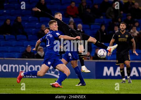 Cardiff, Großbritannien. November 2021. Lyndon Dykes von Queens Park Rangers fällt über den Gipfel von Sean Morrison in Cardiff City. EFL Skybet Championship match, Cardiff City gegen Queens Park Rangers im Cardiff City Stadium in Cardiff, Wales am Mittwoch, 3. November 2021. Dieses Bild darf nur für redaktionelle Zwecke verwendet werden. Nur zur redaktionellen Verwendung, Lizenz für kommerzielle Nutzung erforderlich. Keine Verwendung bei Wetten, Spielen oder Veröffentlichungen in einem Club/einer Liga/einem Spieler. PIC von Lewis Mitchell/Andrew Orchard Sports Photography/Alamy Live News Credit: Andrew Orchard Sports Photography/Alamy Live News Stockfoto