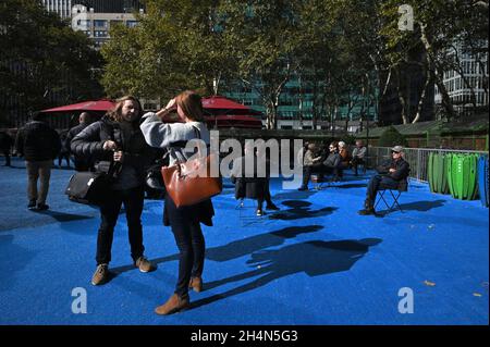 New York, USA. November 2021. Im Skating-Bereich des Bank of America Winter Village in Bryant Park, New York, NY, sitzen Menschen am 3. November 2021. Der städtische Raum ist mit Urlaubs-Shopping-Kiosk, Eisbahn-Seitensitze und Barbereich eingerichtet. (Foto von Anthony Behar/Sipa USA) Quelle: SIPA USA/Alamy Live News Stockfoto