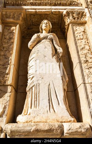 Ephesus, Türkei – 2. November 2020. Statue von Arete (Personifizierung der Tugend des Guten) in der Celsus Bibliothek an der antiken Stätte Ephesus in Turke Stockfoto