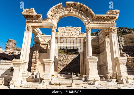 Ephesus, Türkei – 2. November 2020. Ruinen des Hadriantempels in Ephesus, einer antiken Stätte in der Türkei. Dieser kunstvoll verzierte korinthische Tempel war ursprünglich h Stockfoto