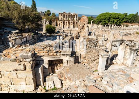 Ephesus, Türkei – 2. November 2020. Ruinen des Variusbades und Latrinen an Ephesus antiken Stätte in der Türkei. Blick auf die Bibliothek von Celsus, withou Stockfoto