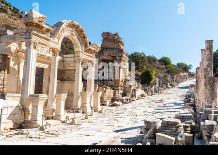 Ephesus, Türkei – 2. November 2020. Der Curetes-Weg in Ephesus antike Stätte in der Türkei. Blick auf den Hadrianstempel und das Variusbad, mit Menschen. Stockfoto