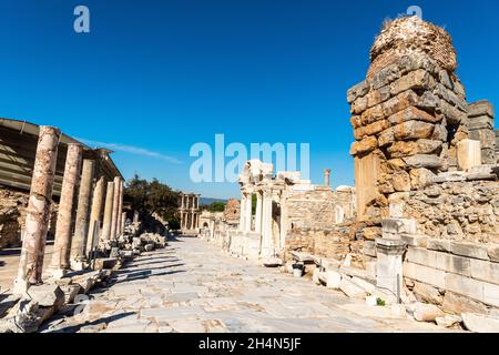 Ephesus, Türkei – 2. November 2020. Der Curetes-Weg in Ephesus antike Stätte in der Türkei. Blick auf das Variusbad, den Hadrianstempel und die Bibliothek des C. Stockfoto