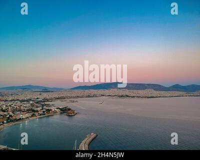 Luftpanorama über Marina Zeas, Peiraeus Stadt, Griechenland bei Sonnenuntergang Stockfoto