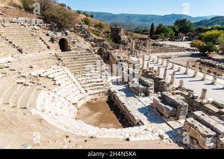 Ephesus, Türkei – 2. November 2020. Odeon (Bouleterion)-Theater an der antiken Stätte Ephesus in der Türkei. Dieses Theater mit 5,000 Sitzplätzen wurde hauptsächlich für Muni genutzt Stockfoto