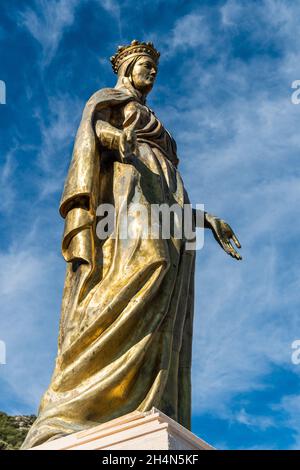Selcuk, Izmir, Türkei – 3. November 2020. Riesige Bronzestatue der Jungfrau Maria in Selcuk, Türkei. Die Statue wurde 1996 errichtet. Stockfoto