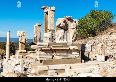 Ephesus, Türkei – 2. November 2020. Das Memmius-Denkmal in Ephesus antike Stätte in der Türkei. Das Denkmal wurde zwischen 50 und 30 v. Chr. erbaut. Stockfoto