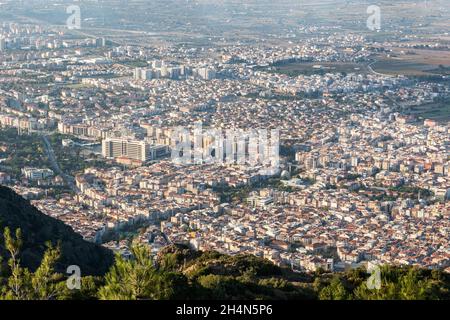 Manisa, Türkei – 7. November 2020. Luftaufnahme über die Innenstadt von Manisa Stadt in der Türkei. Blick auf die Ausläufer des Berges Spil Dagi. Stockfoto