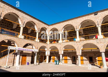 Manisa, Türkei – 8. November 2020. Manisa Kursunlu han-Gebäude in Manisa. Das Gebäude stammt aus dem Jahr 1498 und verfügt über 21 Geschäfte. Blick vom Hof. Stockfoto